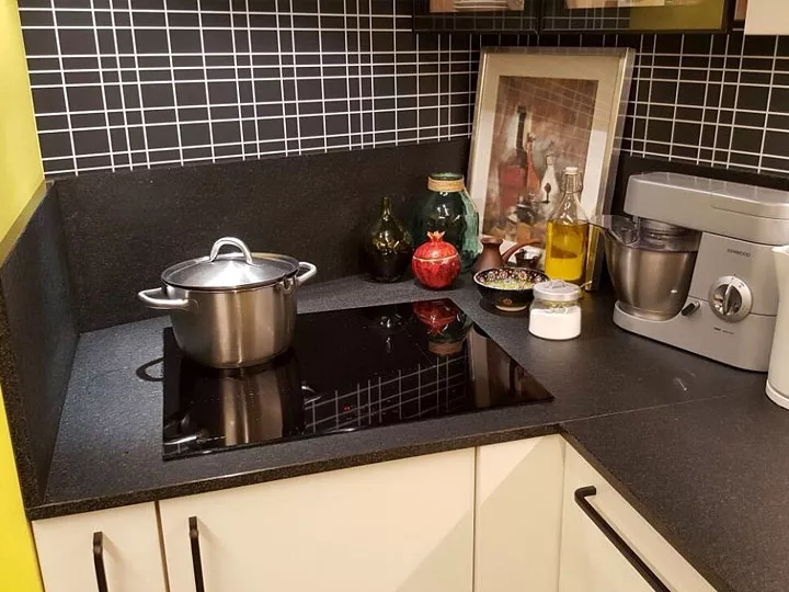 Угловая столешница с высоким плинтусом&nbsp;из чёрного гранита для кухни на заказ